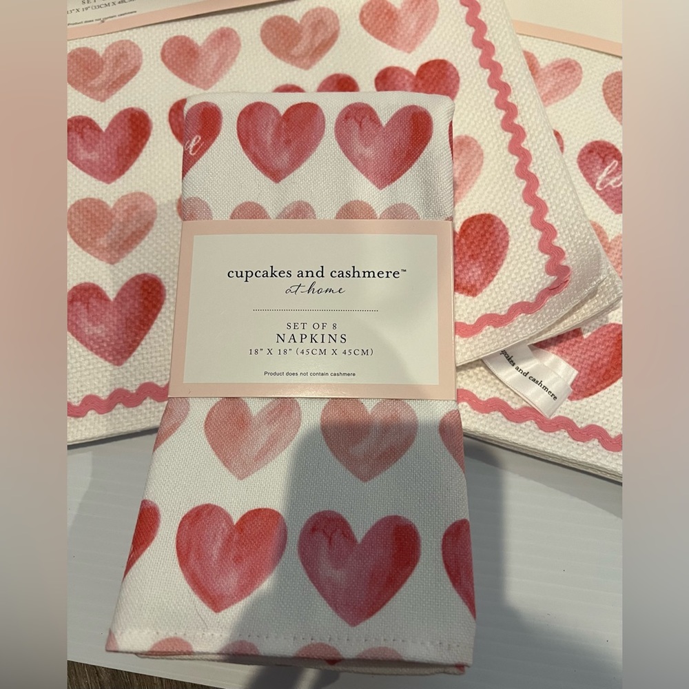❤️❤️Super Cute Cupcakes and Cashmere Hearts Placemats (8) and Napkins (8)- NWT - Picture 2 of 4